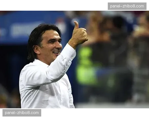 特写:教练席的怒吼与沉默——场边指导的众生相 特写:教练席的怒吼与沉默——场边指导的众生相