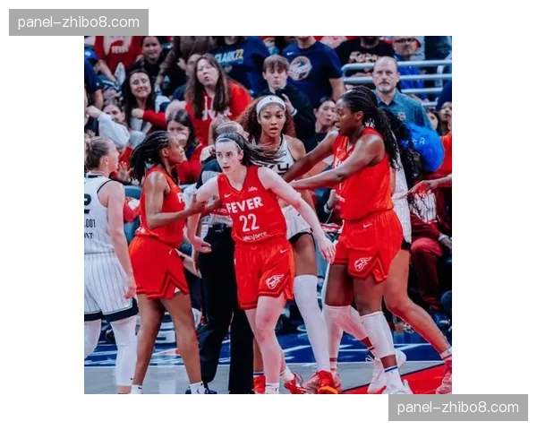 NBA名宿现身观战，为WNBA后辈送上新赛季祝福”